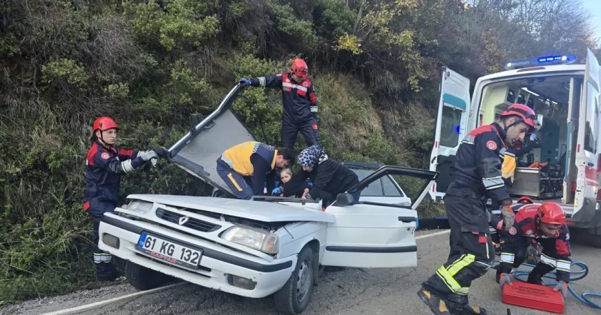 Seyir halindeki otomobilin üzerine kaya düştü. 5 yaralı