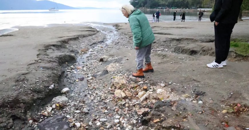 Deniz suyu 10 metre çekildi. Sağanak yağmur sahili tahrip etti