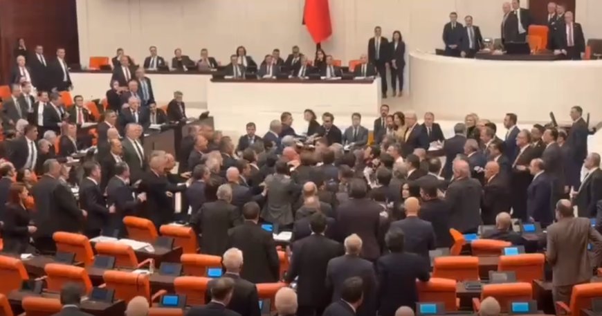 TBMM'de yumruklu kavga. Bütçe görüşmelerinde vekiller birbirine girdi