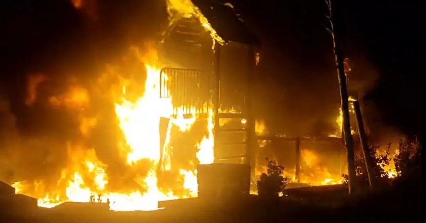 Beylikdüzü'nde yakılan ateş çocuk parkını yaktı