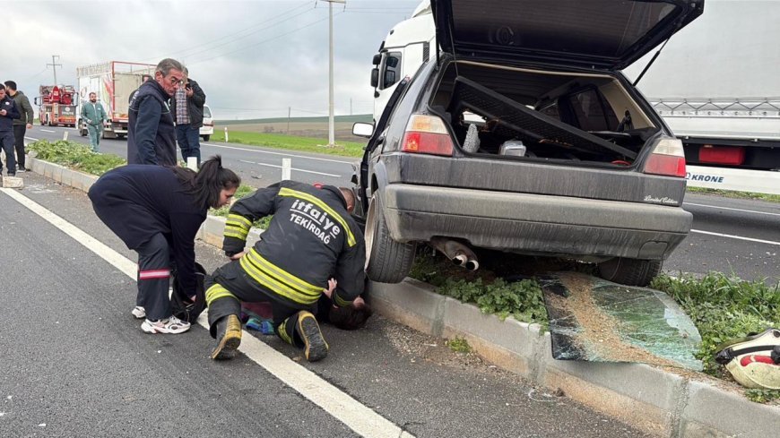Lastiği patlayan otomobil, refüje çarpıp takla attı