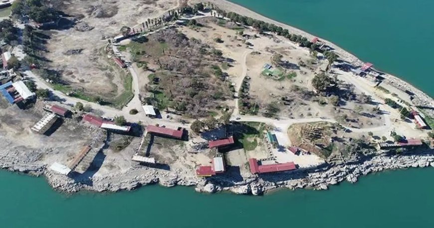 Menderes Adası'nda yıkım. İş yerlerini yaktılar, kendilerine zarar verdiler