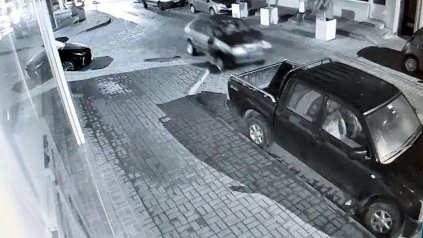 Alkollü sürücünün otomobille park halindeki araçlara çarptığı kaza kamerada