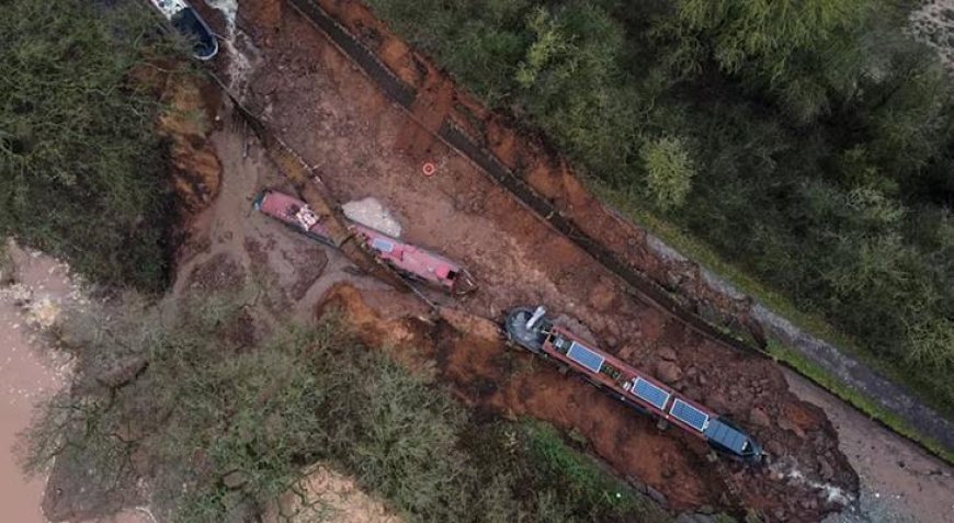 200 yıllık set çöktü, devasa obruk oluştu! 'Tam 4 metre derinliğinde'