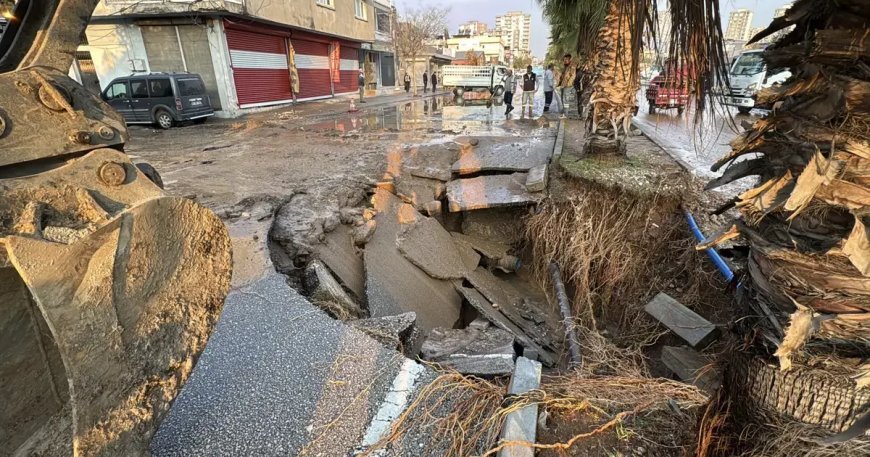 Adana'da su borusu patladı. Caddede çukur oluştu, yollar göle döndü