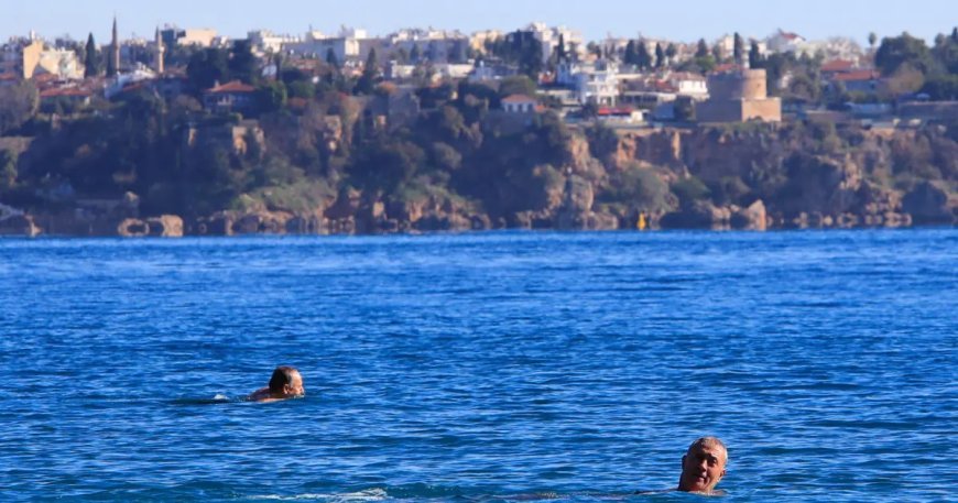 1 saat mesafede kar var ama denize girdiler. Herkes üşürken onlar yüzdü