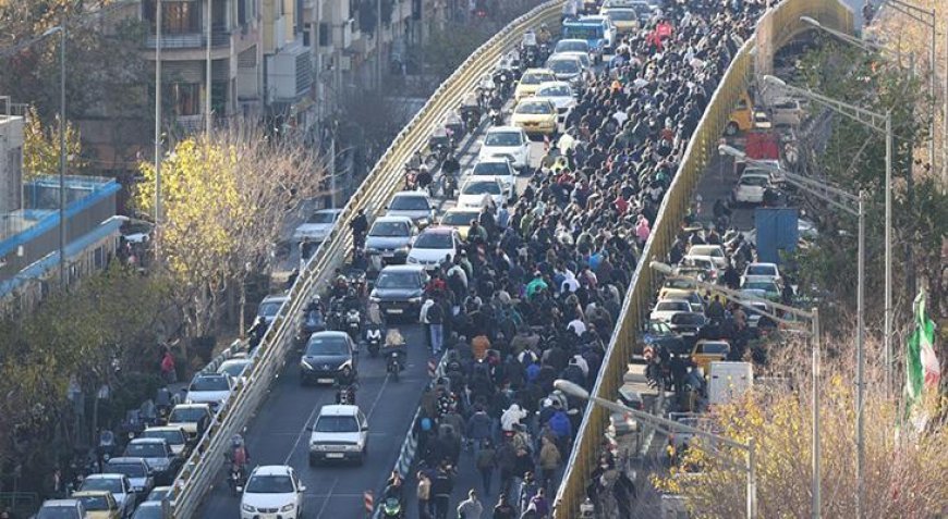 İran'da halk sokağa döküldü! Yüzlerce iş yeri kepenk kapattı