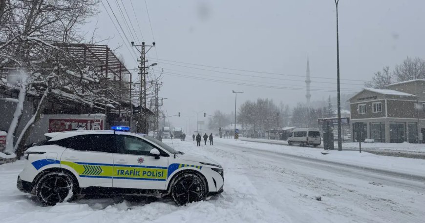 Kar ve tipi bastırdı, karayolu trafiğe kapatıldı