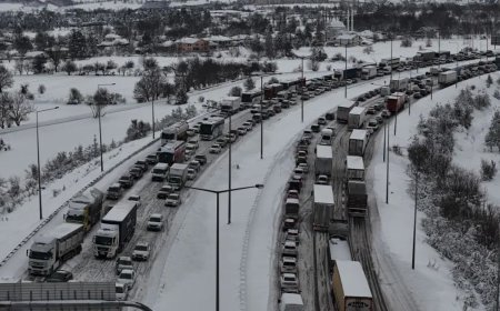 Ankara ve İstanbul yönüne trafik yoğunluğu. Kilometrelerce araç kuyruğu oluştu