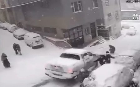 Kağıthane'de yokuşta kayan pikap, karda oynayan çocuklara çarptı