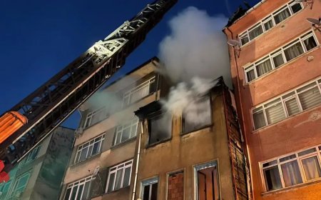 Kadıköy'de metruk binada yangın. Pencereden atlayan kişi ağır yaralı