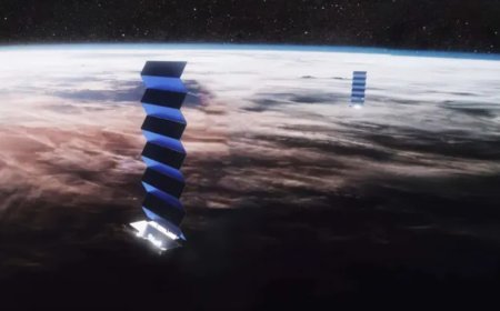Önce patlama sonra çarpışma. SpaceX, Starlink uydularını indiriyor