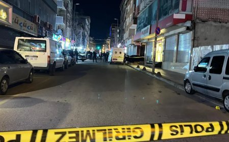 Küçükçekmece'de motosikletli saldırganlar kurşun yağdırdı. 2 ölü, 1 yaralı