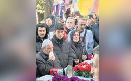 Mezarı başında anıldı