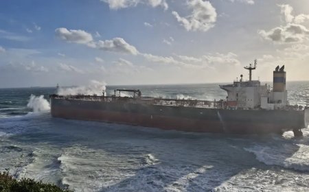 Bozcaada'da petrol tankeri fırtına nedeniyle karaya oturdu