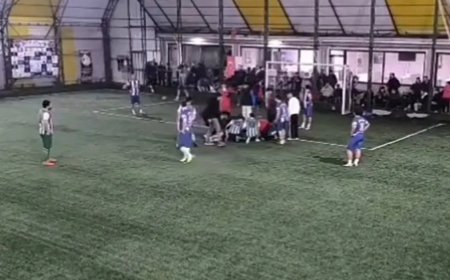 Halı sahada korku dolu anlar. Hakem müdahalesi kurtardı