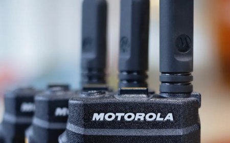 Şaşırtıcı Motorola sızıntısı: Kitap gibi katlanan telefon geliyor