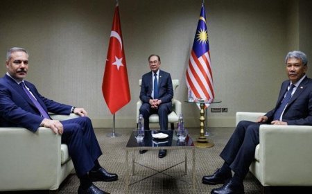 Dışişleri Bakanı Hakan Fidan, Malezya Başbakanı İbrahim ile bir araya geldi