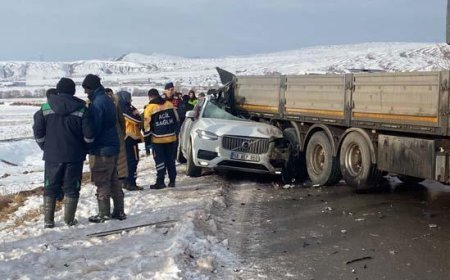 Sivas'ta üç aracın karıştığı trafik kazası: 1 kişi öldü, 2 kişi yaralandı