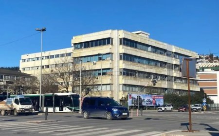 Duvarlarındaki çatlaklar sosyal medyada paylaşılmıştı. Fakülte binası mühürlendi