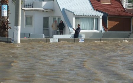 Venedik değil Balıkesir! Deniz taştı, yazlıklar sulara gömüldü