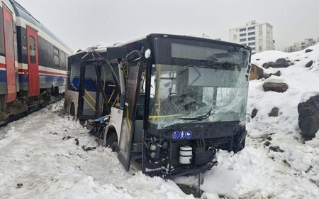 Yolcu treni, hemzemin geçitte belediye otobüsüne çarptı