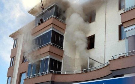 Yangın çıkan evde bıçakla öldürülmüş olarak bulundu