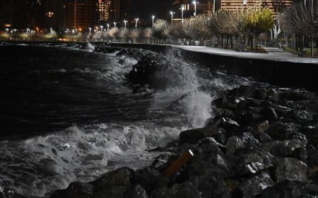 İstanbul'da şiddetli lodos! Dev dalgalar oluştu