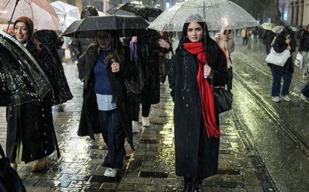 İstanbul'da kuvvetli yağmur ve şiddetli rüzgar! Bazı evleri su bastı