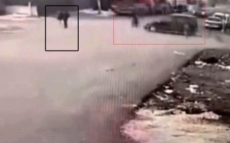 İlginç kaza: Hafif ticari araç motosiklete, motosiklet yayaya çarptı