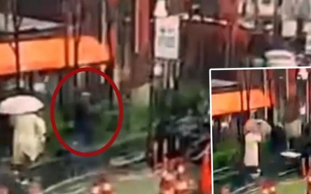 Beyoğlu'nda feci olay: Şehir planlamacısının üzerine kaldırımda tabela düştü, yaşam mücadelesi veriyor