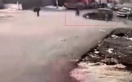 Araba motosiklete, motosiklet yayaya çarptı