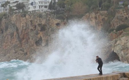 Antalya'da fırtına. Çatılar uçtu, dev dalgalar sahile vurdu