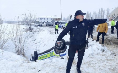 Erzincan'da polis aracı devrildi: 2 memur yaralandı