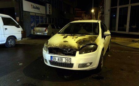 Çorlu’da park halindeki otomobilde yangın