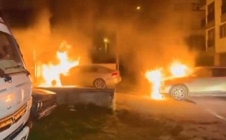 Park halindeki otomobil alev aldı! İki araç kullanılamaz hale geldi