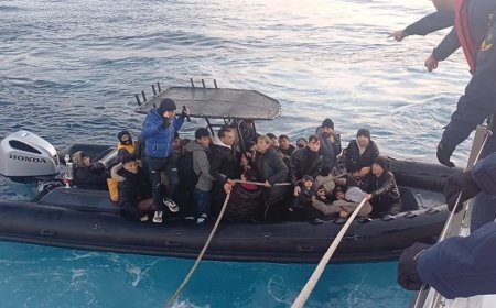 İzmir açıklarında 56 kaçak göçmen yakalandı