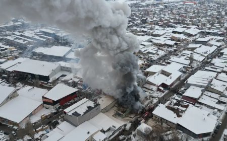 Erzurum'da mobilyacıda patlama ve yangın
