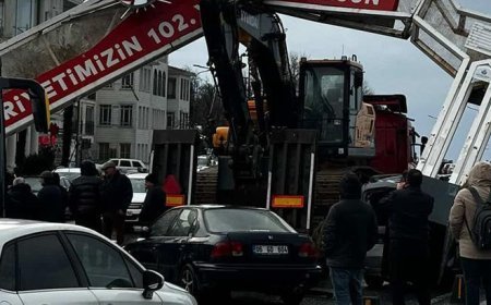 TIR'ın üzerindeki ekskavatör tabelaya takıldı! 7 araçta hasar oluştu