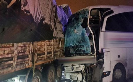 Bingöl’de feci kaza! Yolcu otobüsü kayarak TIR'a çarptı