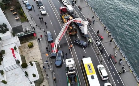 Üsküdar’da TIR'ın üzerindeki iş makinesi tabelayı yıktı, 7 araç zarar gördü