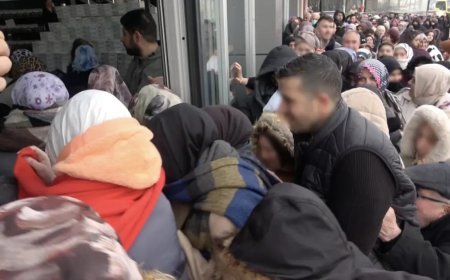 Mağazada indirim izdihamı. Saatler öncesinden kuyruğa girdiler, kepenk açılınca birbirlerini ezdiler