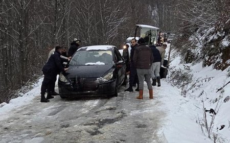 Yalova'da kar nedeniyle 10 araçta 35 kişi yolda mahsur kaldı