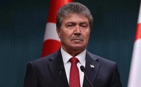 KKTC Başbakanı Üstel'den Rum bakana tepki: Türkiye garantördür, işgalci değil