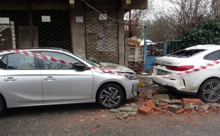 İstanbul'da dört katlı binada balkon çöktü