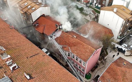 Fatih'te dergahta yangın: Söndürüldü ama tahta bina gitti