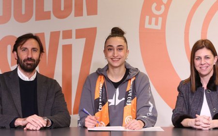 Eczacıbaşı Elif Şahin'le sözleşme yeniledi!