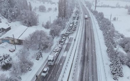 Kar bir anda bastırdı! Karayolu 3 saat trafiğe kapandı