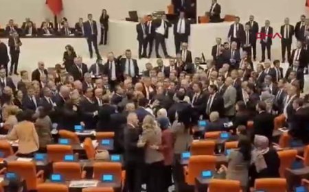 Meclis'te kavga! Milletvekilleri birbirine girdi