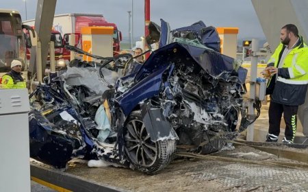 Silivri'de otomobil gişe ile otobüs arasına sıkıştı. Ölü ve yaralılar var